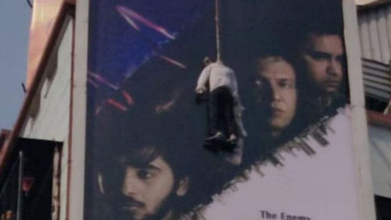 సినిమా హోర్డింగ్ పై ఉరేసుకున్న మనిషి...అంతా షాక్