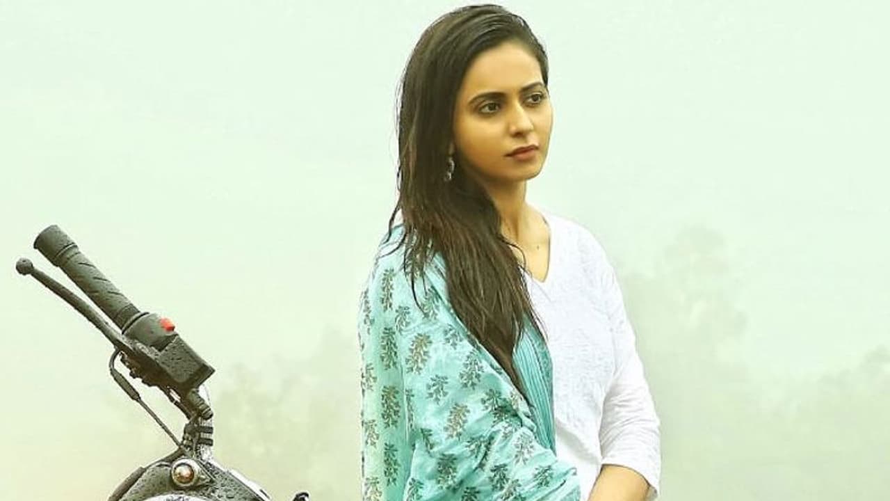 చరణ్ ని వదిలేయ్, తారక్ జోలికి రావద్దు.. రకుల్ కి ఫ్యాన్స్ వార్నింగ్! చరణ్ ని వదిలేయ్, తారక్ జోలికి రావద్దు.. రకుల్ కి ఫ్యాన్స్ వార్నింగ్!