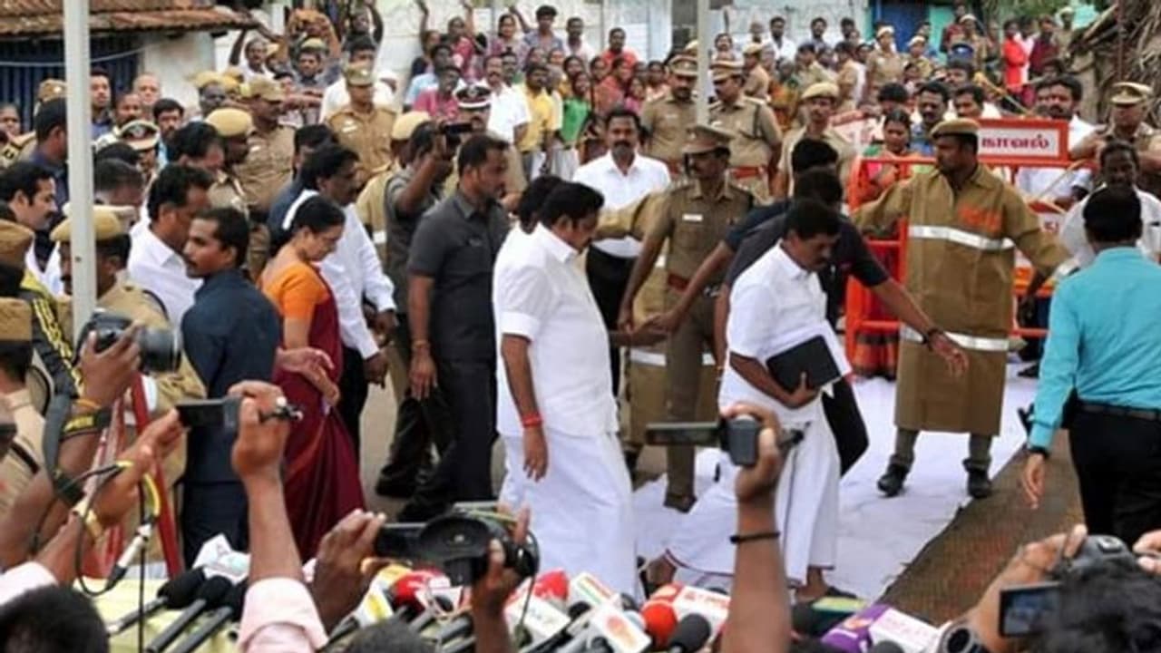 அவசர அவசரமாக பாதியில் திரும்பிய முதல்வர்... காரணம் என்ன? வெளியானது முக்கிய தகவல்கள் அவசர அவசரமாக பாதியில் திரும்பிய முதல்வர்... காரணம் என்ன? வெளியானது முக்கிய தகவல்கள்