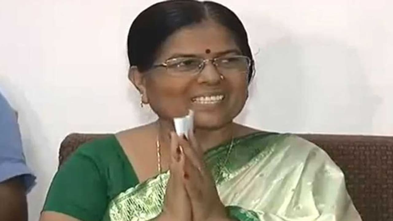 അഭയകേന്ദ്രത്തിലെ പീഡനം: പൊലീസിന് കണ്ടെത്താനാവാത്ത മുന്മന്ത്രി കോടതിയില് കീഴടങ്ങി അഭയകേന്ദ്രത്തിലെ പീഡനം: പൊലീസിന് കണ്ടെത്താനാവാത്ത മുന്മന്ത്രി കോടതിയില് കീഴടങ്ങി