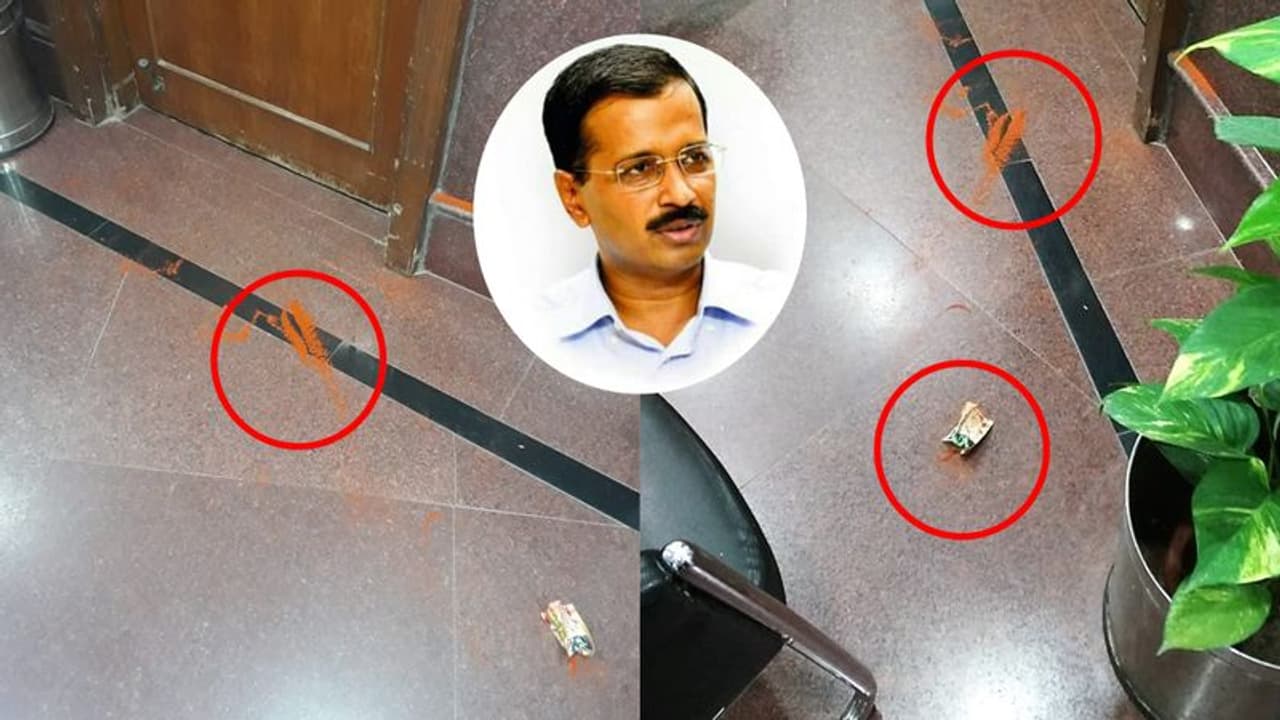 दिल्ली सचिवालय में सीएम केजरीवाल पर मिर्च फेंकी