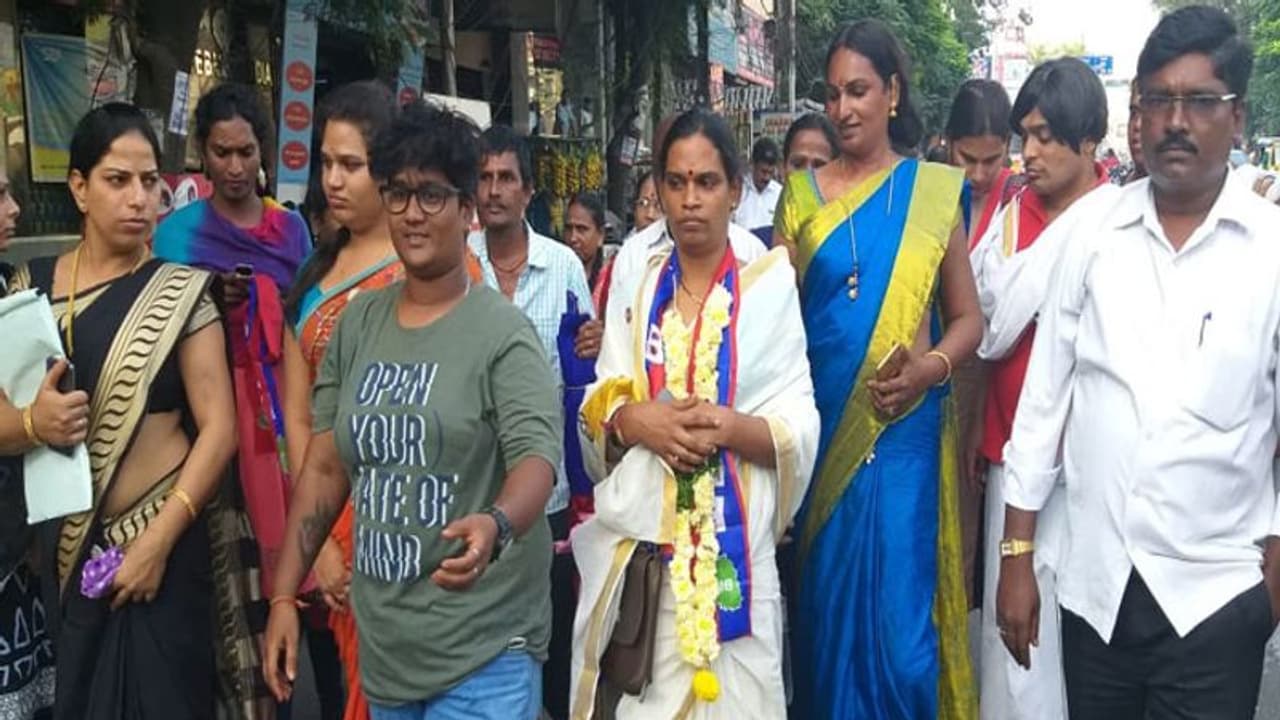 రాజాసింగ్పై ట్రాన్స్జెండర్ పోటీ... రాజాసింగ్పై ట్రాన్స్జెండర్ పోటీ...