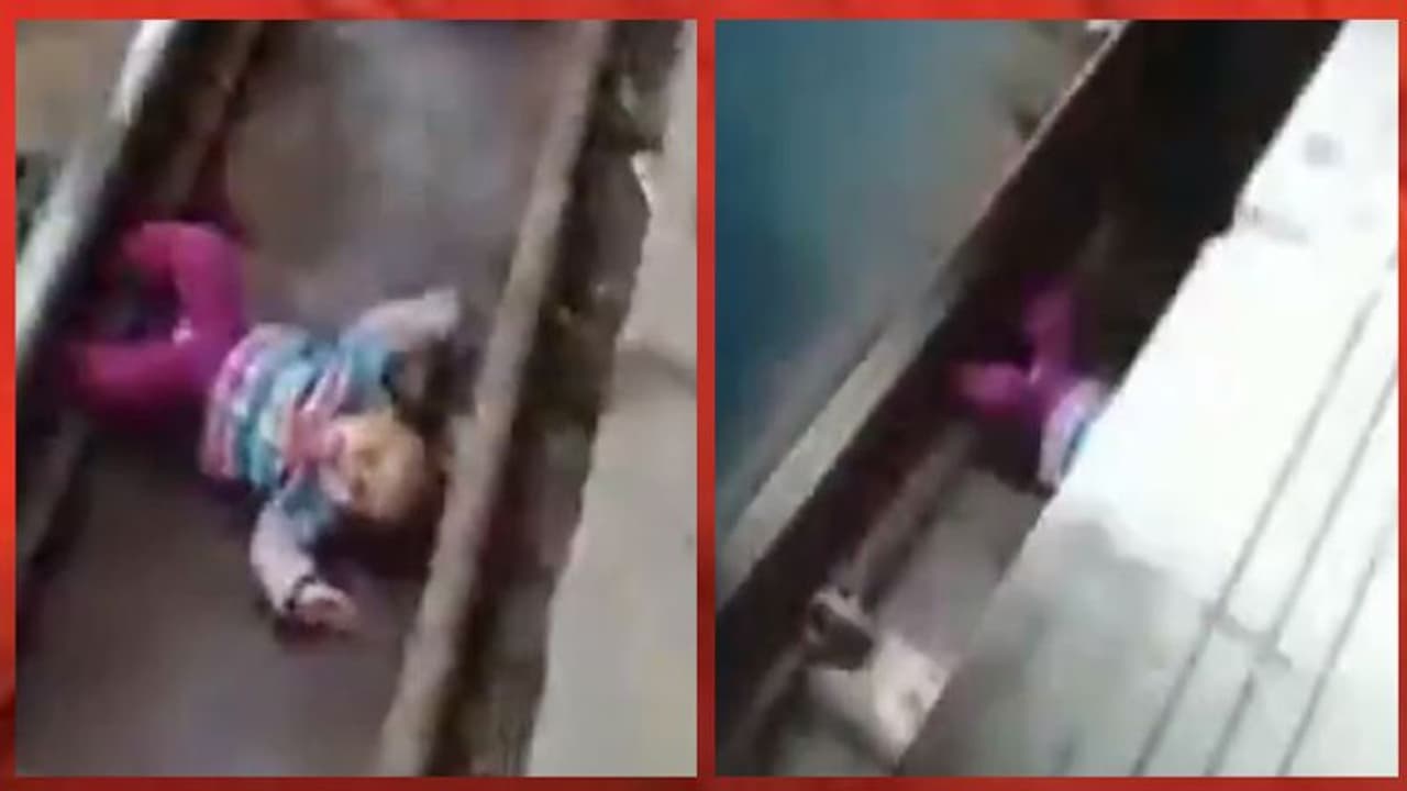 ഒരു വയസുകാരി റെയില്വേ പാളത്തിലേക്ക് വീണു, ട്രെയിന് പാഞ്ഞെത്തി; ഹൃദയമിടുപ്പ് നിലച്ച് പോകുന്ന രംഗങ്ങള് ഒരു വയസുകാരി റെയില്വേ പാളത്തിലേക്ക് വീണു, ട്രെയിന് പാഞ്ഞെത്തി; ഹൃദയമിടുപ്പ് നിലച്ച് പോകുന്ന രംഗങ്ങള്