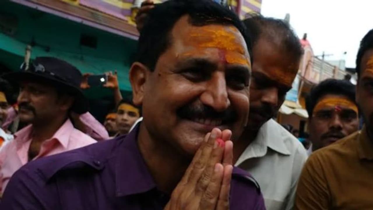 ಬಿಜೆಪಿ ಶಾಸಕನಿಗೆ ಚಪ್ಪಲಿ ಹಾರ ಹಾಕಿ ಸ್ವಾಗತಿಸಿದ ವಿಡಿಯೋ ವೈರಲ್ ಬಿಜೆಪಿ ಶಾಸಕನಿಗೆ ಚಪ್ಪಲಿ ಹಾರ ಹಾಕಿ ಸ್ವಾಗತಿಸಿದ ವಿಡಿಯೋ ವೈರಲ್