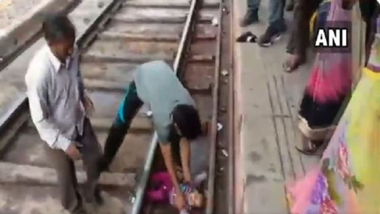 ಕಂದ ನೀ ಯಾಕ್ ಅಳ್ತಿ?: ರೈಲಿಗೇನೂ ದೇವರಿಗೂ ಇಲ್ಲ ನಿನ್ನ ಕೊಲ್ಲುವ ಶಕ್ತಿ! ಕಂದ ನೀ ಯಾಕ್ ಅಳ್ತಿ?: ರೈಲಿಗೇನೂ ದೇವರಿಗೂ ಇಲ್ಲ ನಿನ್ನ ಕೊಲ್ಲುವ ಶಕ್ತಿ!