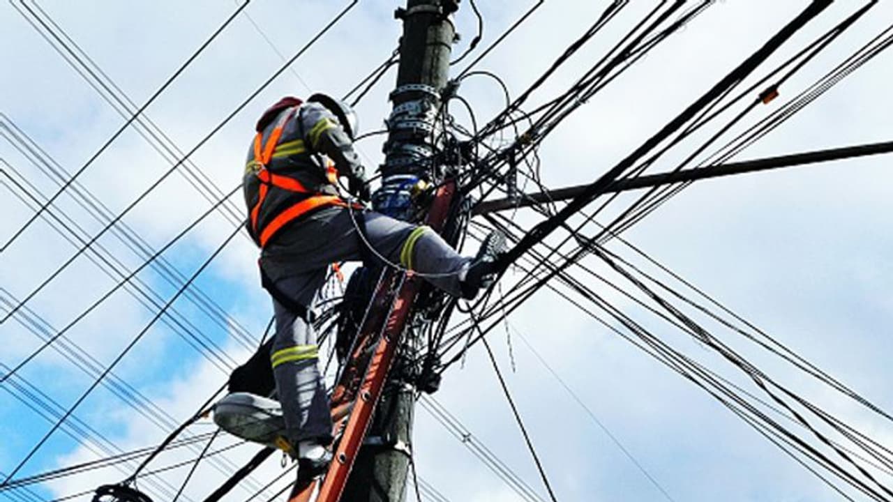 ജോലിക്കിടെ കെഎസ്ഇബി കരാർ തൊഴിലാളിക്ക് വൈദ്യുതാഘാതമേറ്റു; രക്ഷപ്പെട്ടത് തലനാരിഴയ്ക്ക് ജോലിക്കിടെ കെഎസ്ഇബി കരാർ തൊഴിലാളിക്ക് വൈദ്യുതാഘാതമേറ്റു; രക്ഷപ്പെട്ടത് തലനാരിഴയ്ക്ക്