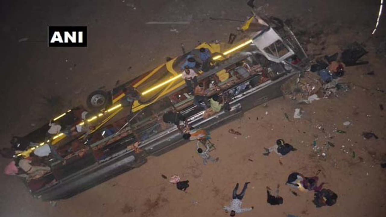 కటక్ లో ఘోర బస్సు ప్రమాదం కటక్ లో ఘోర బస్సు ప్రమాదం