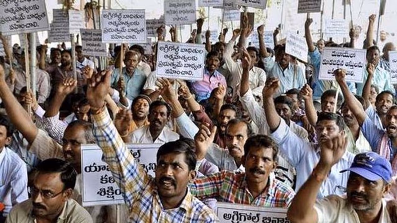 అగ్రిగోల్డ్ బాధితుల ‘‘ఛలో హాయ్ల్యాండ్‘‘ను అడ్డుకున్న పోలీసులు అగ్రిగోల్డ్ బాధితుల ‘‘ఛలో హాయ్ల్యాండ్‘‘ను అడ్డుకున్న పోలీసులు