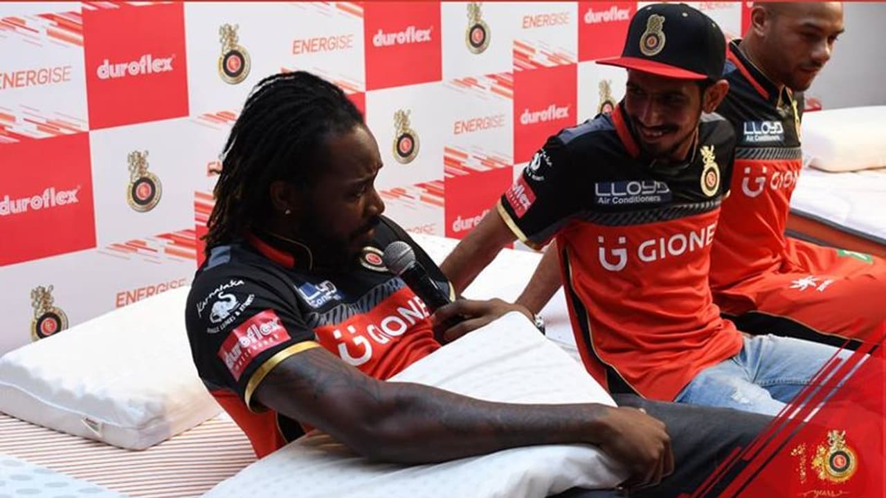 ಯಜುವೇಂದ್ರ ಚಹಾಲ್ ಕಾಲೆಳೆದ ಕ್ರಿಸ್ ಗೇಲ್! ಯಜುವೇಂದ್ರ ಚಹಾಲ್ ಕಾಲೆಳೆದ ಕ್ರಿಸ್ ಗೇಲ್!