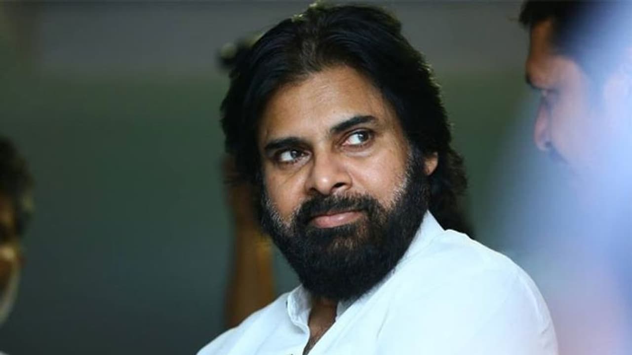 పవన్ ఈగోని హర్ట్ చేశారట! పవన్ ఈగోని హర్ట్ చేశారట!