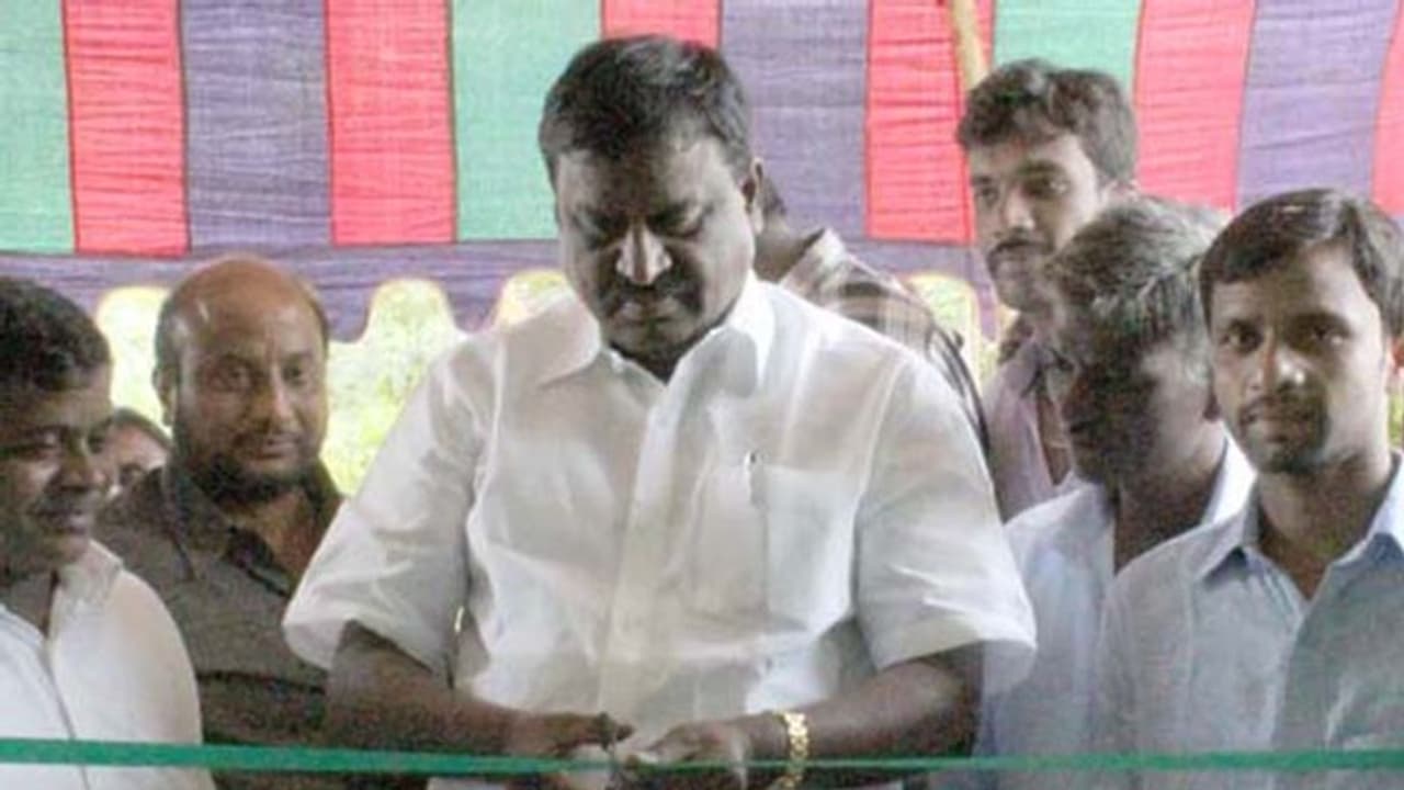 కేసీఆర్కు షాక్: వికారాబాద్ మాజీ ఎమ్మెల్యే సంజీవరావు టీఆర్ఎస్ కు రాజీనామా కేసీఆర్కు షాక్: వికారాబాద్ మాజీ ఎమ్మెల్యే సంజీవరావు టీఆర్ఎస్ కు రాజీనామా