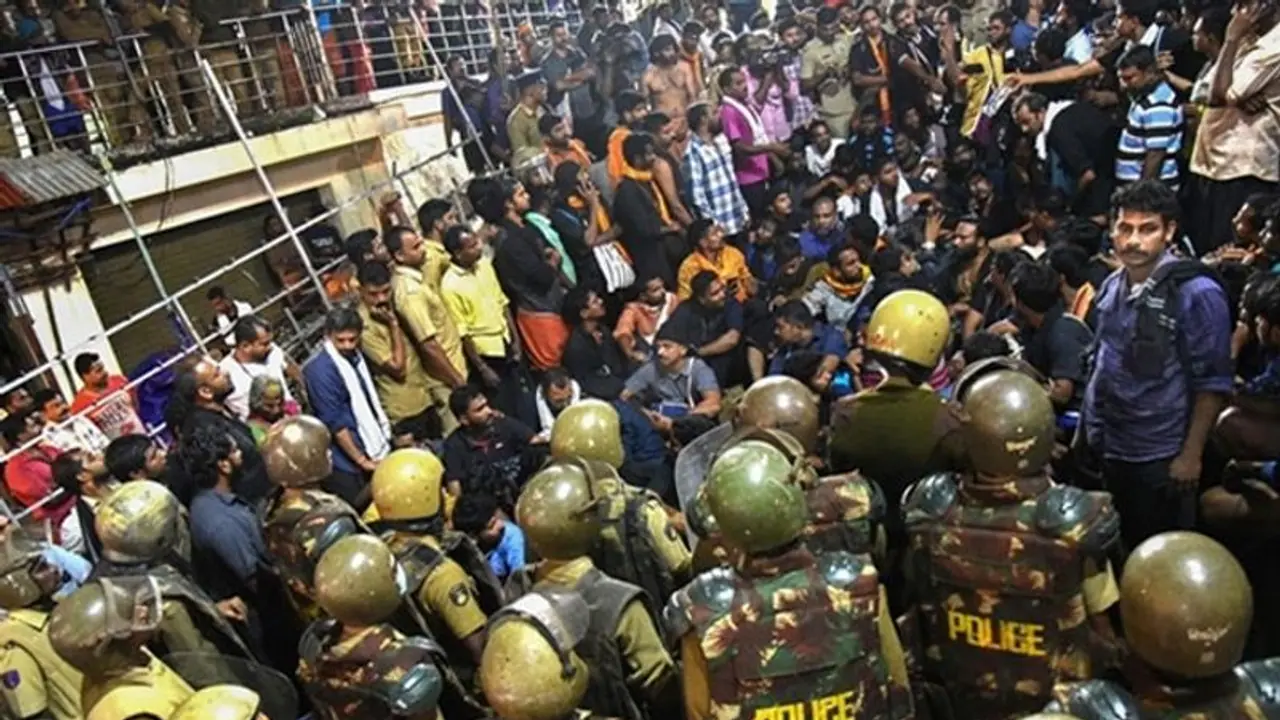 സന്നിധാനത്തെ പ്രതിഷേധം: അമ്പതോളം പേർക്കെതിരെ കേസെടുത്തു; ശരണം വിളിയ്ക്കാൻ തടസ്സമില്ലെന്ന് കളക്ടർ സന്നിധാനത്തെ പ്രതിഷേധം: അമ്പതോളം പേർക്കെതിരെ കേസെടുത്തു; ശരണം വിളിയ്ക്കാൻ തടസ്സമില്ലെന്ന് കളക്ടർ