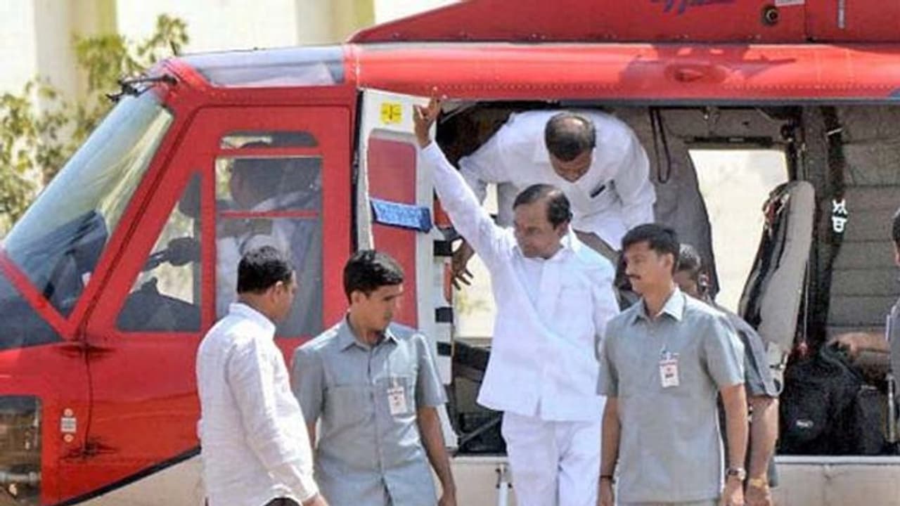 కేసీఆర్కు ఈసీ షాక్... హెలికాఫ్టర్ ఖర్చులను లెక్కల్లో చేర్చాలని ఆదేశాలు కేసీఆర్కు ఈసీ షాక్... హెలికాఫ్టర్ ఖర్చులను లెక్కల్లో చేర్చాలని ఆదేశాలు