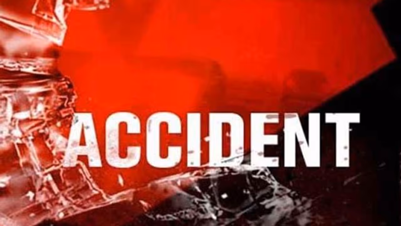 ಭೀಕರ ರಸ್ತೆ ಅಪಘಾತ : ಐವರು ಸ್ಥಳದಲ್ಲೇ ಸಾವು ಭೀಕರ ರಸ್ತೆ ಅಪಘಾತ : ಐವರು ಸ್ಥಳದಲ್ಲೇ ಸಾವು