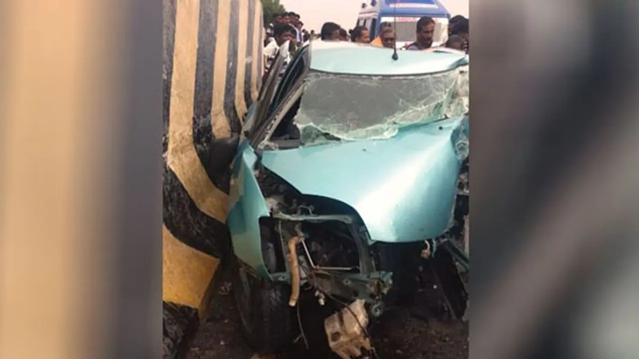 விழுப்புரம் அருகே கார் கவிழ்ந்து விபத்து... சம்பவ இடத்திலேயே 4 பேர் உயிரிழப்பு! விழுப்புரம் அருகே கார் கவிழ்ந்து விபத்து... சம்பவ இடத்திலேயே 4 பேர் உயிரிழப்பு!