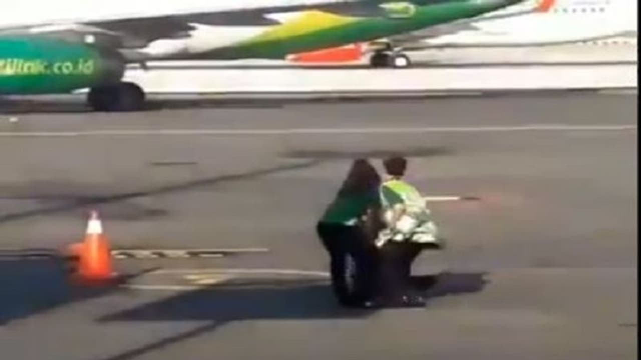 ವಿಮಾನವನ್ನೇ ಚೇಸ್ ಮಾಡಿದ ಗಟ್ಟಿಗಿತ್ತಿ...ಕಾರಣ! ವಿಡಿಯೋ ವೈರಲ್