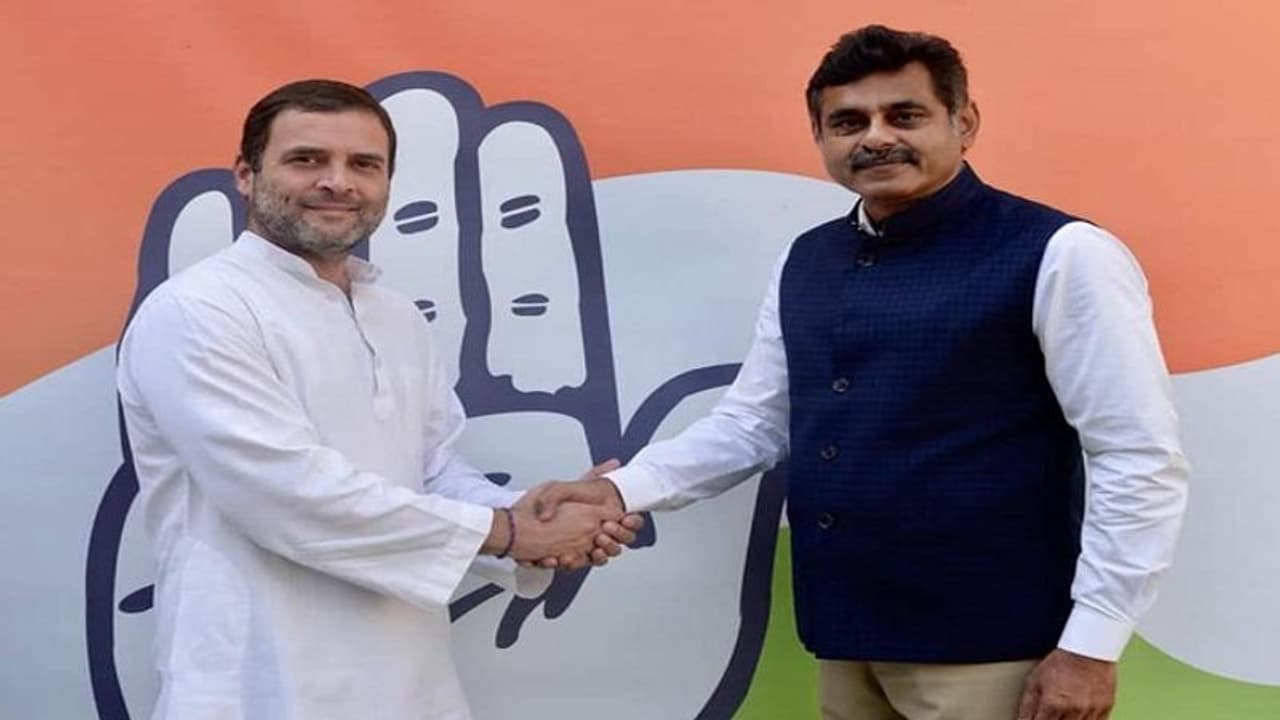 ಚುನಾವಣೆಗೂ ಮೊದಲೇ ಕೆಸಿಆರ್ಗೆ ಆಘಾತ; ಕಾಂಗ್ರೆಸ್ ತೆಕ್ಕೆಗೆ ಹಾಲಿ ಸಂಸದ ಚುನಾವಣೆಗೂ ಮೊದಲೇ ಕೆಸಿಆರ್ಗೆ ಆಘಾತ; ಕಾಂಗ್ರೆಸ್ ತೆಕ್ಕೆಗೆ ಹಾಲಿ ಸಂಸದ