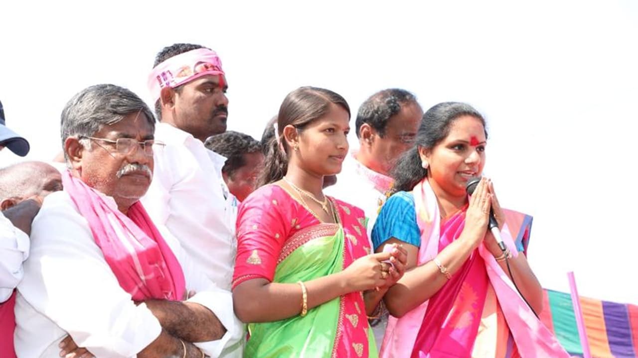 వారిద్దరు కృష్ణా పుష్కరాల్లో తప్పిపోయిన కవలలు: కవిత సెటైర్ వారిద్దరు కృష్ణా పుష్కరాల్లో తప్పిపోయిన కవలలు: కవిత సెటైర్