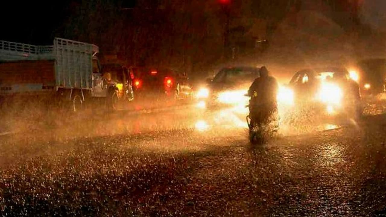 ರಾಜಧಾನಿಯಲ್ಲಿ ಸತತ ಏಳು ಗಂಟೆ ಮಳೆ ರಾಜಧಾನಿಯಲ್ಲಿ ಸತತ ಏಳು ಗಂಟೆ ಮಳೆ