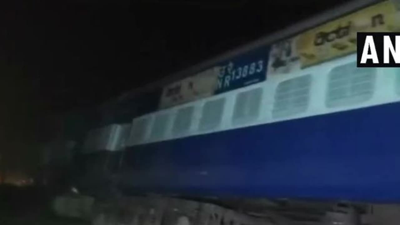 यूपी में बेपटरी हुए रेल के 6 कोच, 17 ट्रेन डायवर्ट