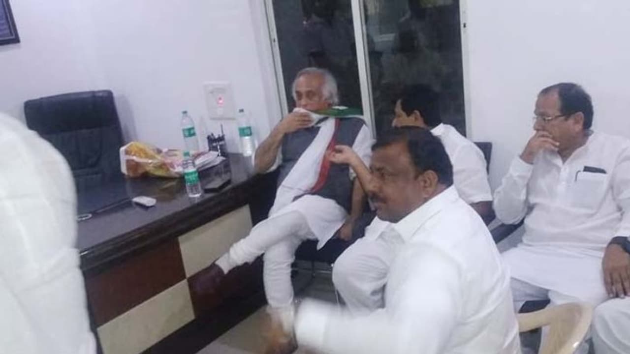 రెబల్స్ను బుజ్జగించేందుకు రంగంలోకి జైరాం రమేశ్ రెబల్స్ను బుజ్జగించేందుకు రంగంలోకి జైరాం రమేశ్