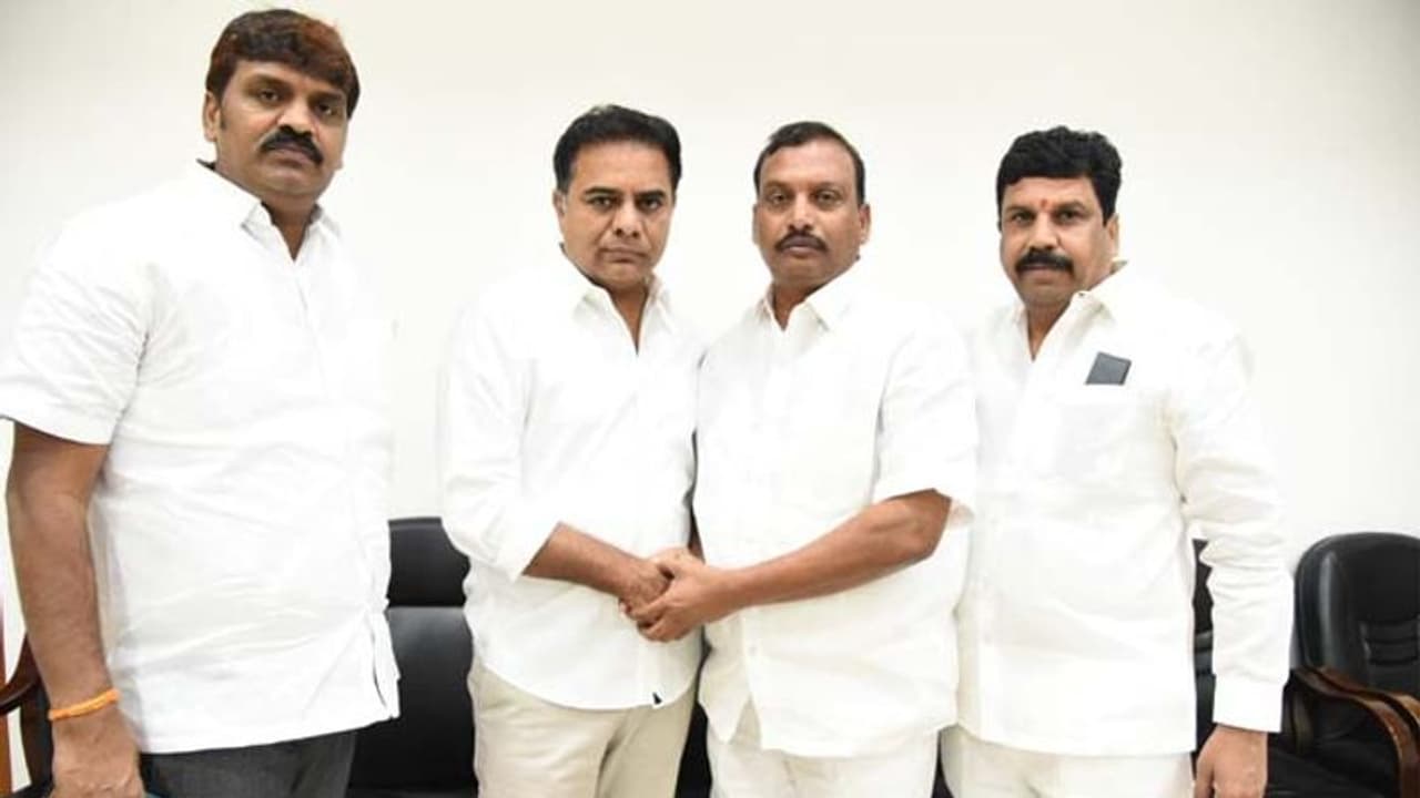 కోదాడలో కేటీఆర్ వ్యూహం... శాంతించిన శశిధర్ రెడ్డి, నామినేషన్ వెనక్కి కోదాడలో కేటీఆర్ వ్యూహం... శాంతించిన శశిధర్ రెడ్డి, నామినేషన్ వెనక్కి