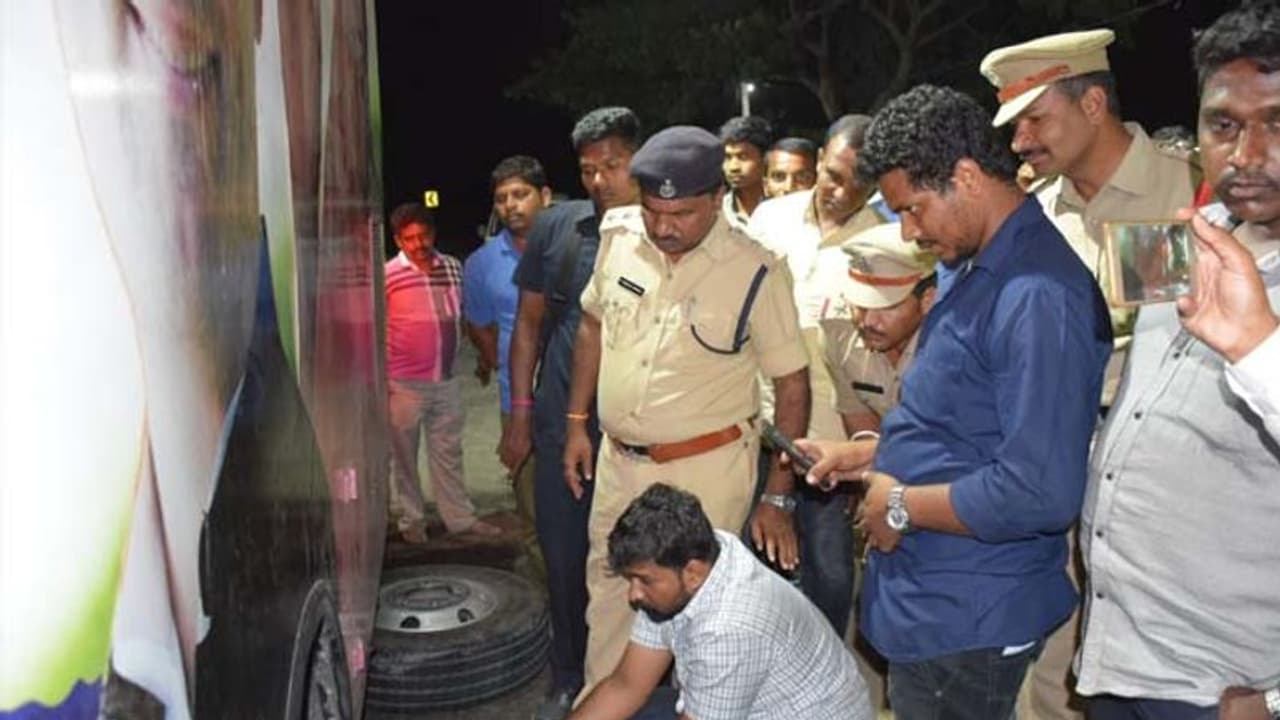 వీహెచ్కు తప్పిన ప్రమాదం... టీఆర్ఎస్ కుట్రేనన్న హనుమంతన్న..? వీహెచ్కు తప్పిన ప్రమాదం... టీఆర్ఎస్ కుట్రేనన్న హనుమంతన్న..?