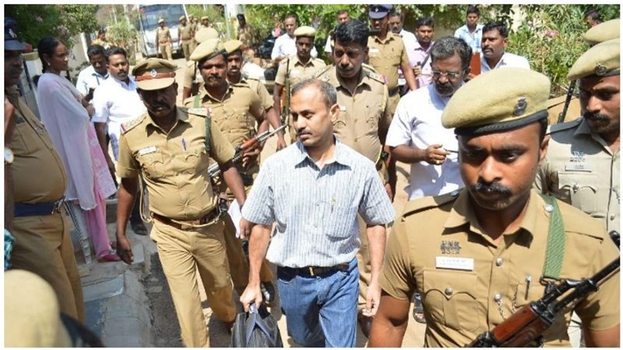 ராஜீவ் கொலையில் குற்றம் சாட்டப்பட்டுள்ள ரவிச்சந்திரன் கஜா புயல் நிதிக்கு 5,000 வழங்குகிறார்... ராஜீவ் கொலையில் குற்றம் சாட்டப்பட்டுள்ள ரவிச்சந்திரன் கஜா புயல் நிதிக்கு 5,000 வழங்குகிறார்...