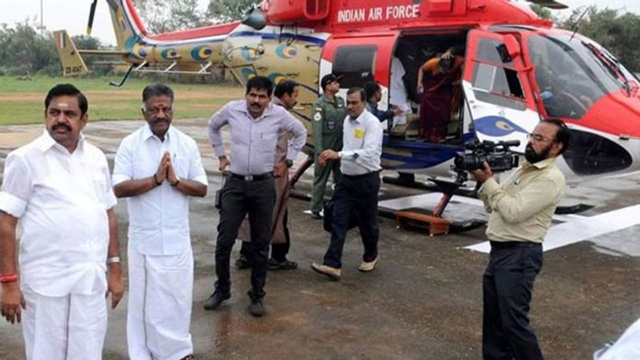 ஜகா வாங்கிய முதல்வர்... ஹெலிகாப்டரில் இருந்து ட்ரெயினுக்கு இறங்கினார்! ஜகா வாங்கிய முதல்வர்... ஹெலிகாப்டரில் இருந்து ட்ரெயினுக்கு இறங்கினார்!
