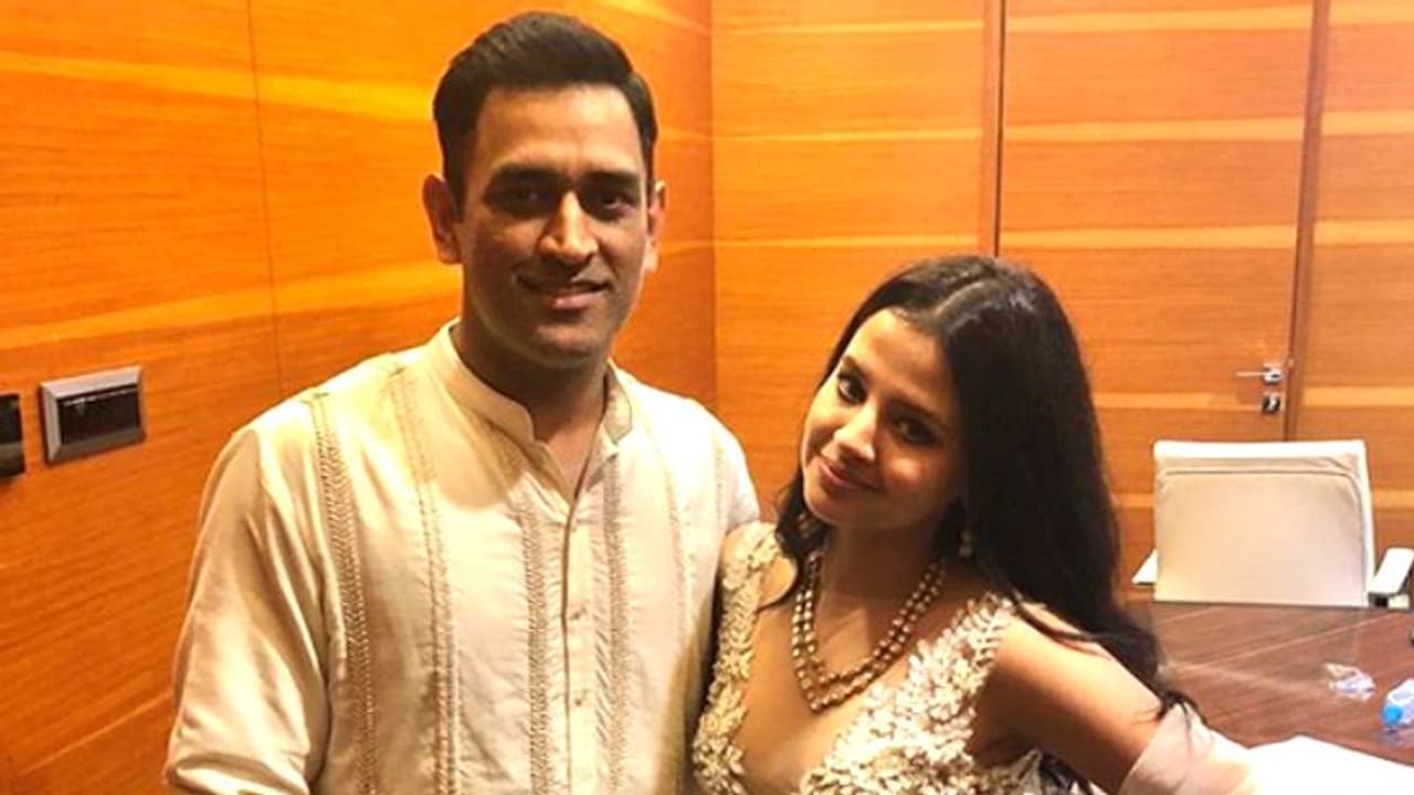 ಸಾಕ್ಷಿ ಶೂ ಲೇಸ್ ಕಟ್ಟಿದ ಧೋನಿ..! ಸಾಕ್ಷಿ ಶೂ ಲೇಸ್ ಕಟ್ಟಿದ ಧೋನಿ..!