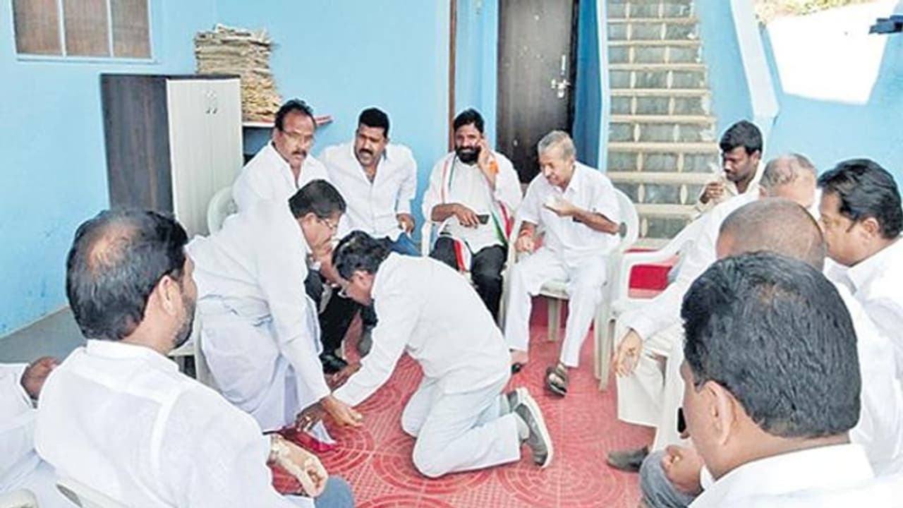రెబల్ అభ్యర్థి కాళ్లపై పడి బ్రతిమిలాడిన కాంగ్రెస్ అభ్యర్థి రెబల్ అభ్యర్థి కాళ్లపై పడి బ్రతిమిలాడిన కాంగ్రెస్ అభ్యర్థి