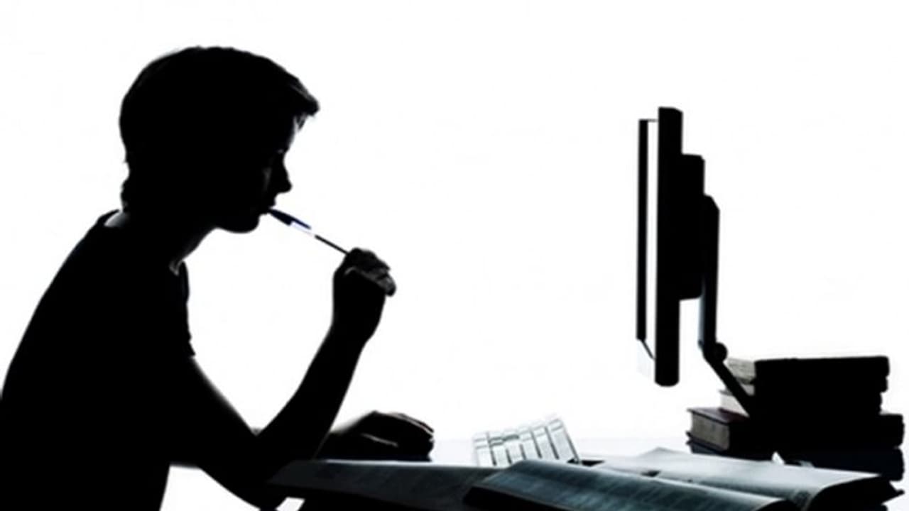 ఇండస్ట్రీలో కథల్లేవ్.. యువతకు ఇదే గోల్డెన్ ఛాన్స్! ఇండస్ట్రీలో కథల్లేవ్.. యువతకు ఇదే గోల్డెన్ ఛాన్స్!