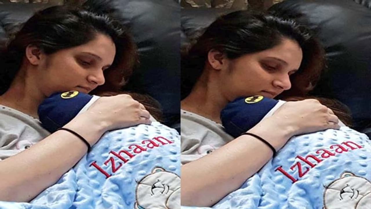 కొడుకుని హత్తుకుని మురిసిపోతున్న సానియా మీర్జా కొడుకుని హత్తుకుని మురిసిపోతున్న సానియా మీర్జా