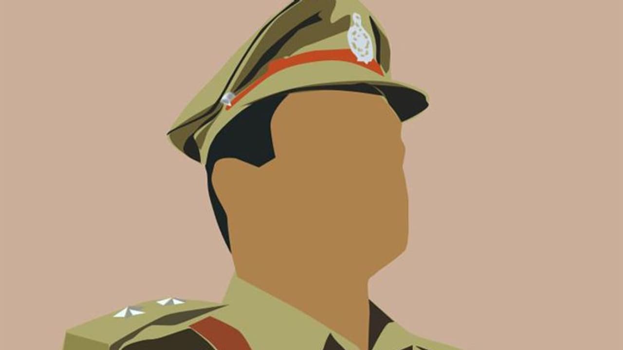 പ്രതി രക്ഷപ്പെട്ട സംഭവത്തില് രണ്ട് പൊലീസുകാര്ക്ക് സസ്പെന്ഷന് പ്രതി രക്ഷപ്പെട്ട സംഭവത്തില് രണ്ട് പൊലീസുകാര്ക്ക് സസ്പെന്ഷന്