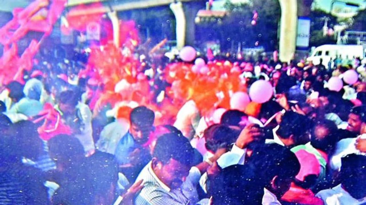 തെരഞ്ഞെടുപ്പ് റാലിക്കിടെ ബലൂൺ പൊട്ടിത്തെറിച്ചു; 6 പേർക്ക് ഗുരുതരമായി പൊള്ളലേറ്റു; മന്ത്രി രക്ഷപ്പെട്ടത് തലനാരിഴക്ക് തെരഞ്ഞെടുപ്പ് റാലിക്കിടെ ബലൂൺ പൊട്ടിത്തെറിച്ചു; 6 പേർക്ക് ഗുരുതരമായി പൊള്ളലേറ്റു; മന്ത്രി രക്ഷപ്പെട്ടത് തലനാരിഴക്ക്