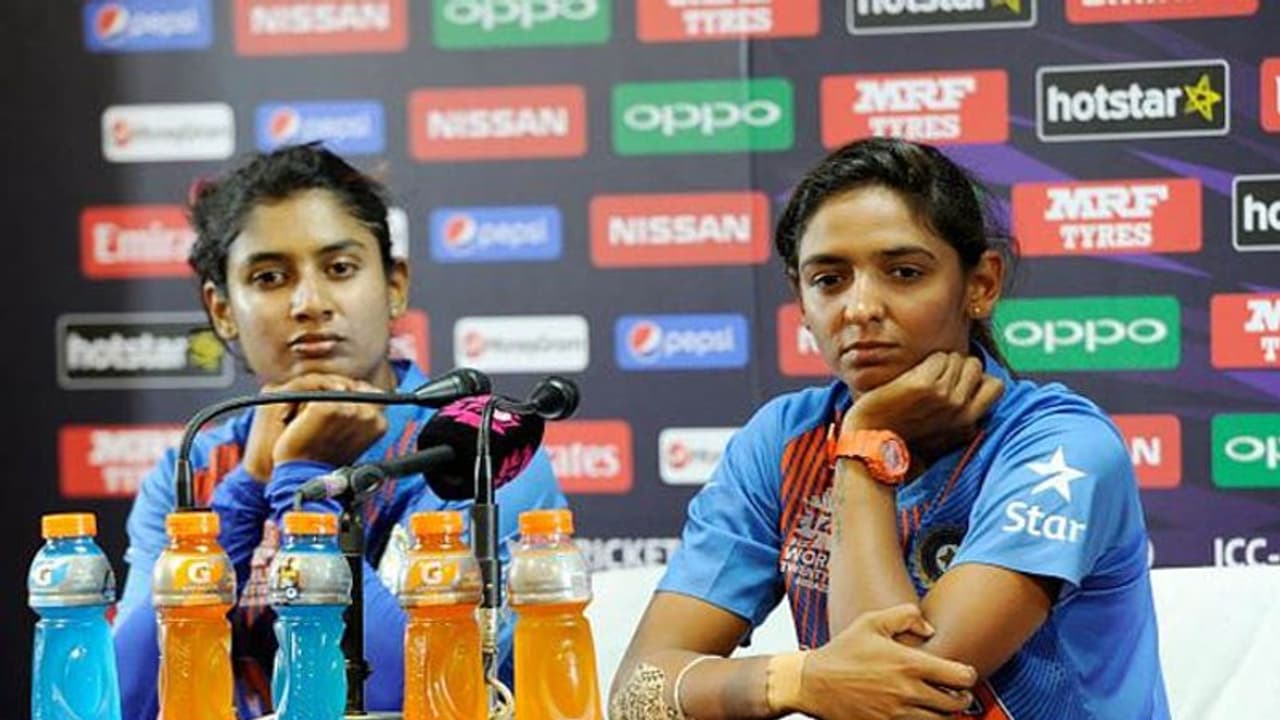 టీ20 ప్రపంచకప్: మిథాలీ ఉంటే గెలిచేవాళ్లం..హర్మన్పై అభిమానుల ఫైర్ టీ20 ప్రపంచకప్: మిథాలీ ఉంటే గెలిచేవాళ్లం..హర్మన్పై అభిమానుల ఫైర్