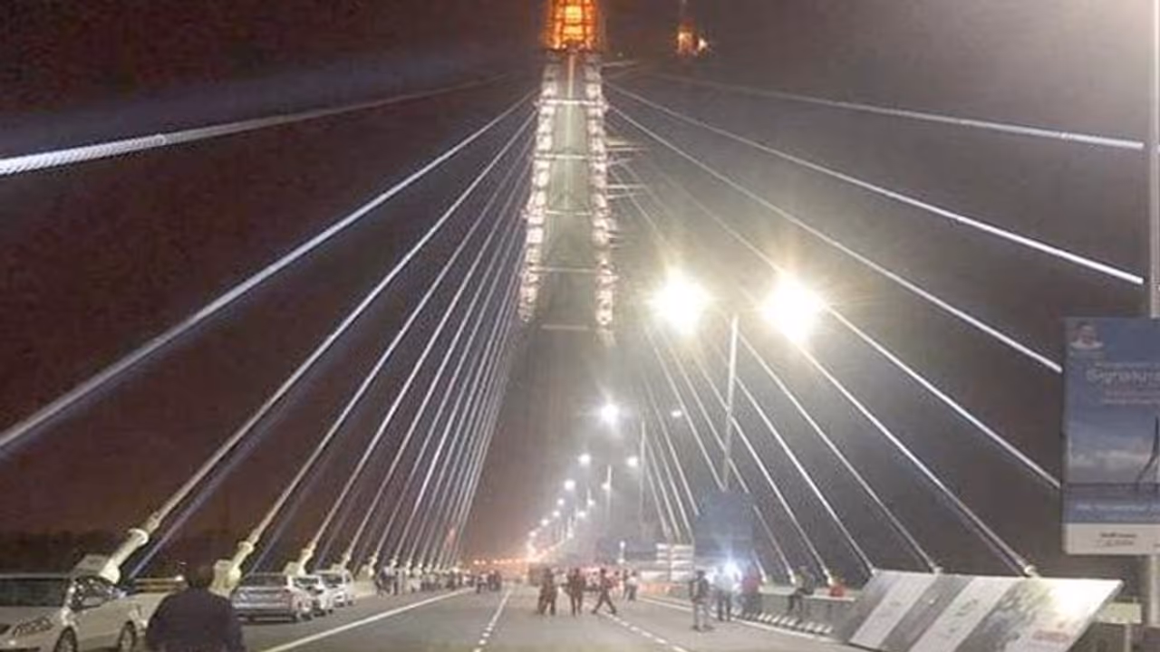 सिग्नेचर ब्रिज पर 24 घंटे में दूसरा हादसा, तीसरी मौत सिग्नेचर ब्रिज पर 24 घंटे में दूसरा हादसा, तीसरी मौत