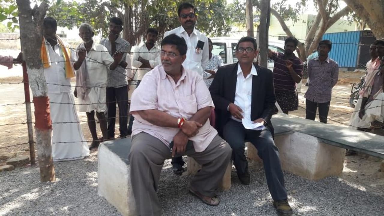 నా అరెస్ట్కు కుట్రలు: పోలీస్టేషన్ ఎదుట డికె.అరుణ భర్త నిరసన నా అరెస్ట్కు కుట్రలు: పోలీస్టేషన్ ఎదుట డికె.అరుణ భర్త నిరసన