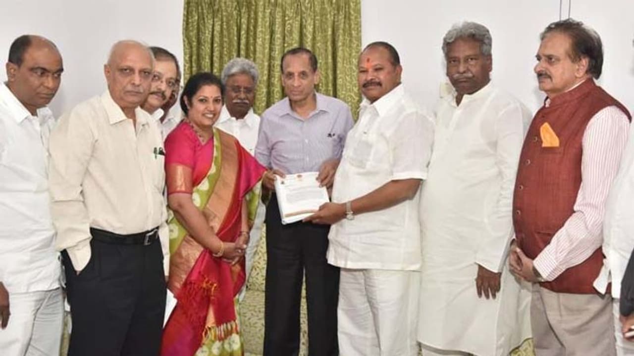 గవర్నర్ ను కలిసిన ఏపీ బీజేపీ నేతలు గవర్నర్ ను కలిసిన ఏపీ బీజేపీ నేతలు