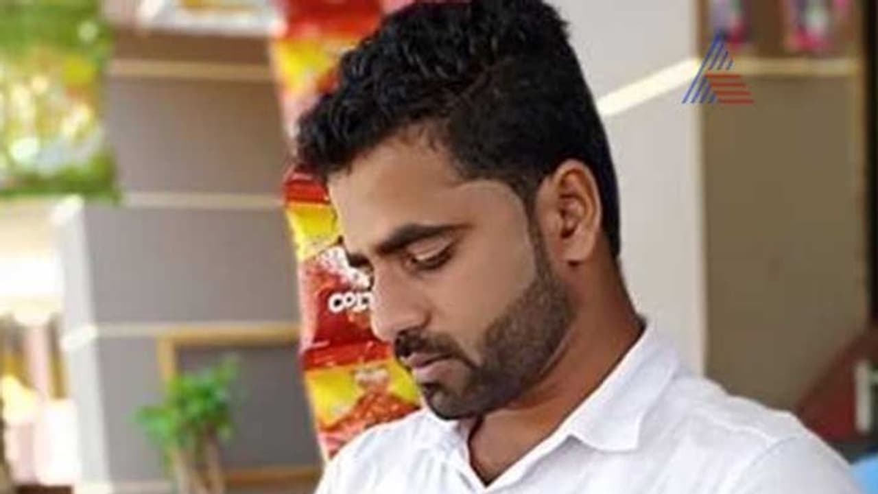 ತೀರ್ಥಹಳ್ಳಿ: ಬಾಲಕಿ ಮೊಬೈಲ್ನಲ್ಲಿತ್ತು ಅವಳದ್ದೇ ಅಶ್ಲೀಲ ಚಿತ್ರ, ಆರೋಪಿ ಸೆರೆ ತೀರ್ಥಹಳ್ಳಿ: ಬಾಲಕಿ ಮೊಬೈಲ್ನಲ್ಲಿತ್ತು ಅವಳದ್ದೇ ಅಶ್ಲೀಲ ಚಿತ್ರ, ಆರೋಪಿ ಸೆರೆ