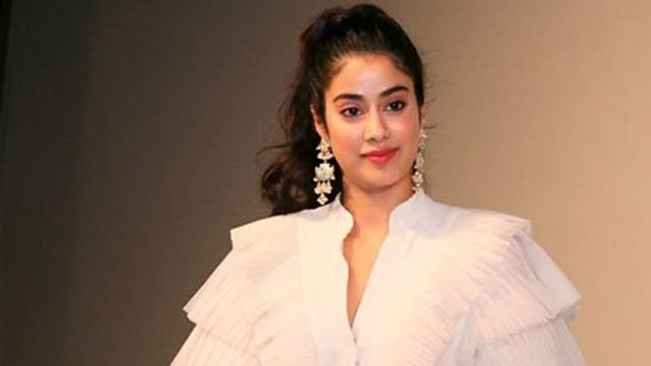 అంతిస్తే కానీ జాన్వీ ఓకే చేయలేదట, విజయ్ దేవరకొండకి మైండ్ బ్లాక్ అంతిస్తే కానీ జాన్వీ ఓకే చేయలేదట, విజయ్ దేవరకొండకి మైండ్ బ్లాక్