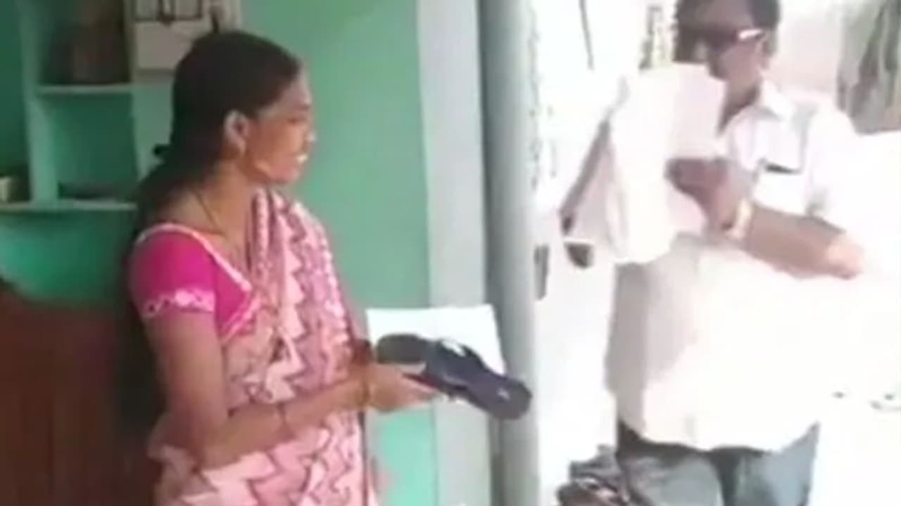 വാഗ്ദാനങ്ങൾ പാലിച്ചില്ലെങ്കിൽ തല്ലാൻ ചെരിപ്പ് നൽകി സ്ഥാനാർത്ഥി വാഗ്ദാനങ്ങൾ പാലിച്ചില്ലെങ്കിൽ തല്ലാൻ ചെരിപ്പ് നൽകി സ്ഥാനാർത്ഥി