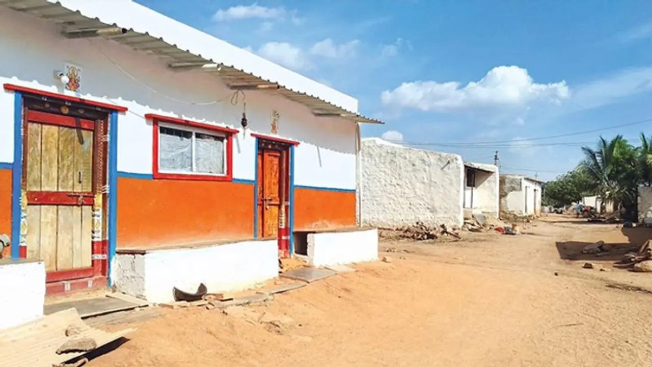 ಅರ್ಧಕ್ಕರ್ಧ ಊರೇ ಗುಳೆ: ಇನ್ನೊಂದು ವಾರದಲ್ಲೇ ಇಡೀ ಗ್ರಾಮವೇ ಖಾಲಿ! ಅರ್ಧಕ್ಕರ್ಧ ಊರೇ ಗುಳೆ: ಇನ್ನೊಂದು ವಾರದಲ್ಲೇ ಇಡೀ ಗ್ರಾಮವೇ ಖಾಲಿ!