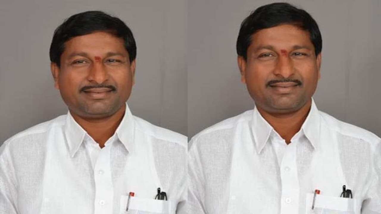 టీఆర్ఎస్ అభ్యర్థి తాటి వెంకటేశ్వర్లుపై చెప్పులు, రాళ్లు విసిరిన జనం టీఆర్ఎస్ అభ్యర్థి తాటి వెంకటేశ్వర్లుపై చెప్పులు, రాళ్లు విసిరిన జనం