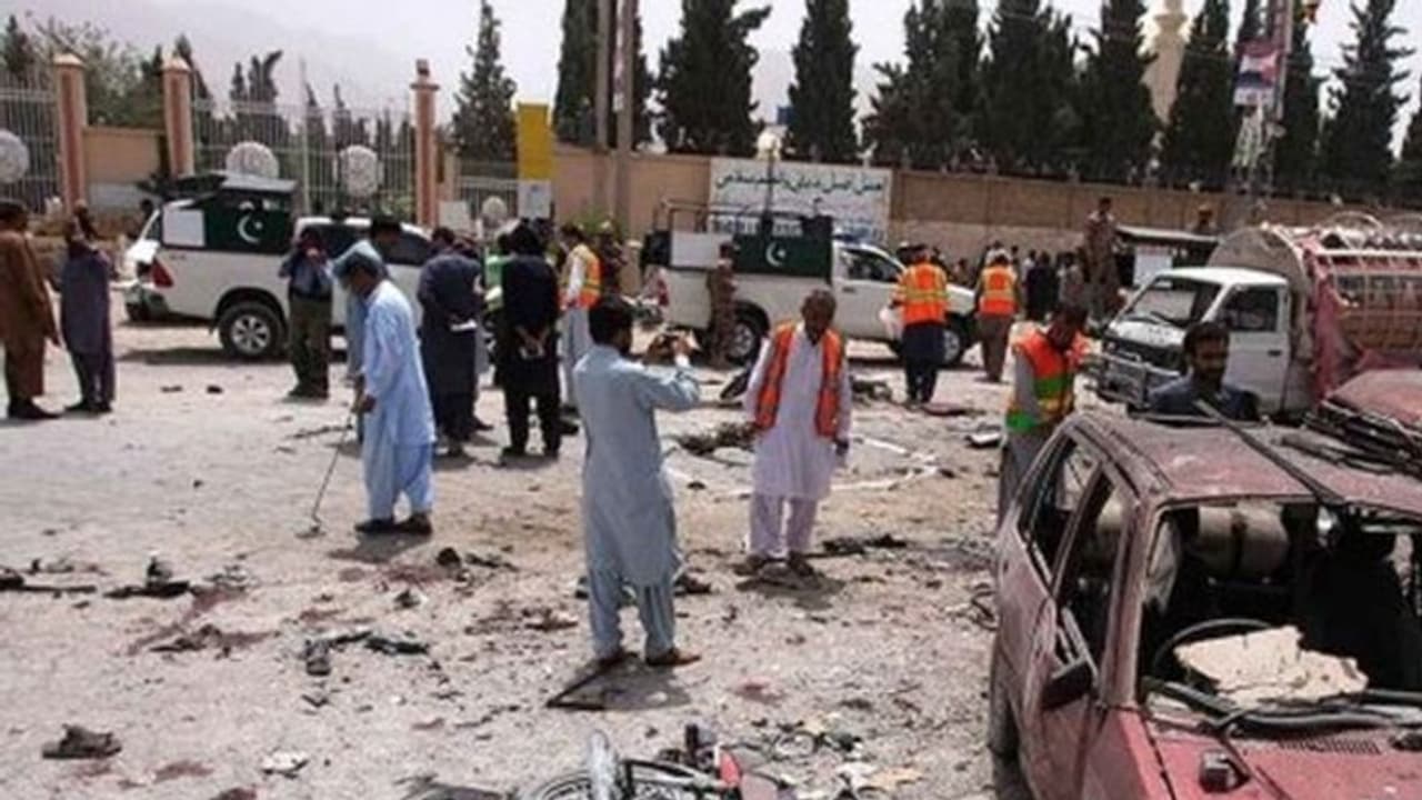 ಖೈಬರ್ ಪ್ರಾಂತ್ಯದಲ್ಲಿ ಸ್ಫೋಟ: 3 ಸಿಖ್ಖರು ಸೇರಿ 32 ಸಾವು ಖೈಬರ್ ಪ್ರಾಂತ್ಯದಲ್ಲಿ ಸ್ಫೋಟ: 3 ಸಿಖ್ಖರು ಸೇರಿ 32 ಸಾವು