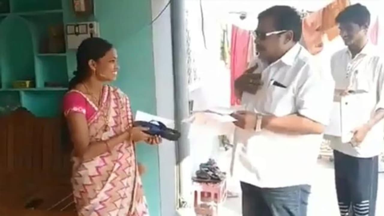 ಭರವಸೆ ಈಡೇರಿಸದಿದ್ದರೆ ಚಪ್ಪಲಿ ಹೊಡೆಯಿರಿ: ಅಭ್ಯರ್ಥಿಯ ಮತಬೇಟೆ!