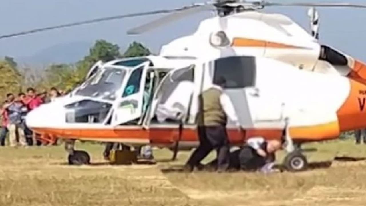 ఎన్నికల ప్రచారానికి వెళ్తూ...హెలికాఫ్టర్ నుంచి పడిపోయిన అమిత్ షా ఎన్నికల ప్రచారానికి వెళ్తూ...హెలికాఫ్టర్ నుంచి పడిపోయిన అమిత్ షా