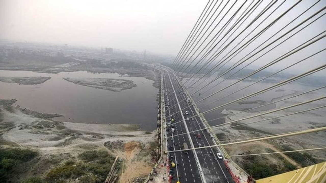 അപകടം തുടര്ക്കഥയാവുന്നു; സിഗ്നേച്ചർ പാലത്തിൽ രണ്ട് ദിവസത്തിനിടെ പൊലിഞ്ഞത് മൂന്ന് ജീവനുകൾ അപകടം തുടര്ക്കഥയാവുന്നു; സിഗ്നേച്ചർ പാലത്തിൽ രണ്ട് ദിവസത്തിനിടെ പൊലിഞ്ഞത് മൂന്ന് ജീവനുകൾ