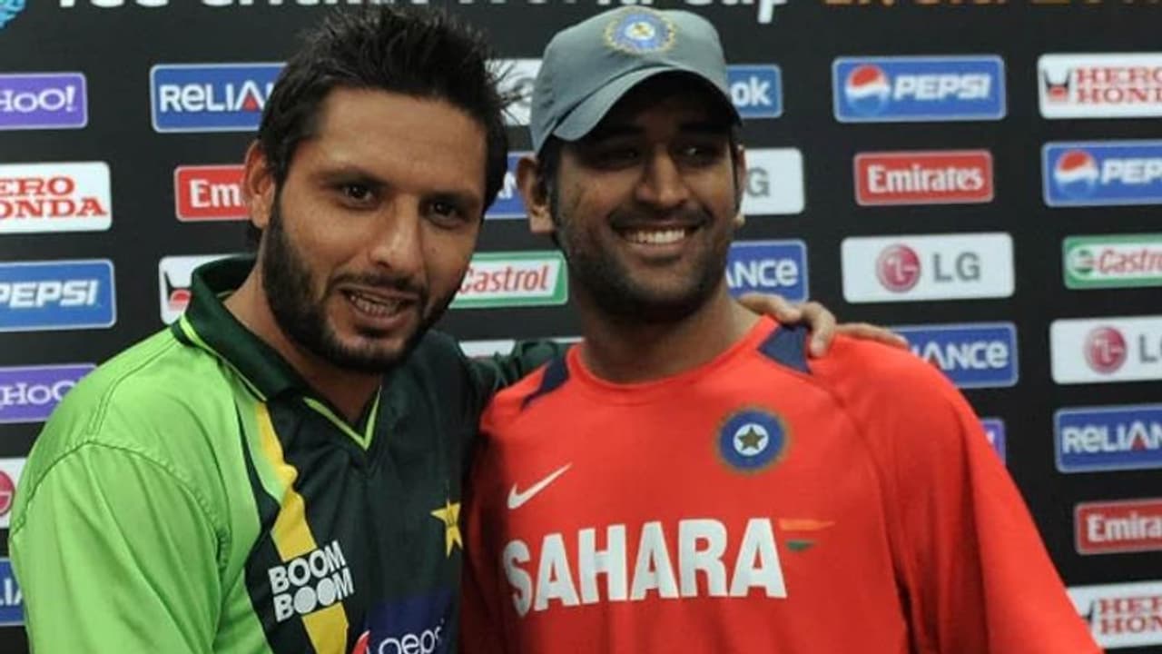 ధోనిని ఎవ్వరూ ప్రశ్నించలేరు..రిటైర్‌మెంట్‌పై మహీకి ఆఫ్రిది మద్ధతు