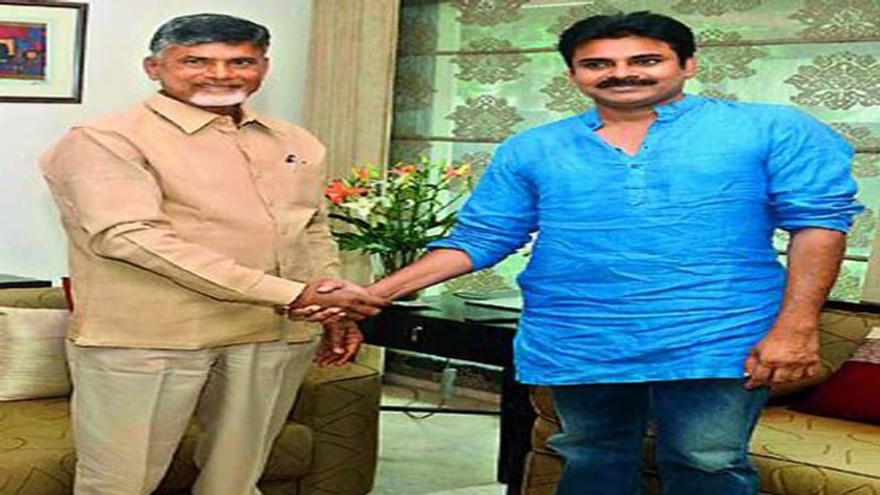 అన్నయ్య చిరు అమ్మేశాడు, తమ్ముడూ అమ్మేస్తాడు: చంద్రబాబు అన్నయ్య చిరు అమ్మేశాడు, తమ్ముడూ అమ్మేస్తాడు: చంద్రబాబు